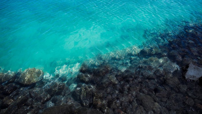 4K turquoise water and rocks