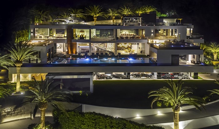 Luxury Modern Mansion with Pool and Palm Trees