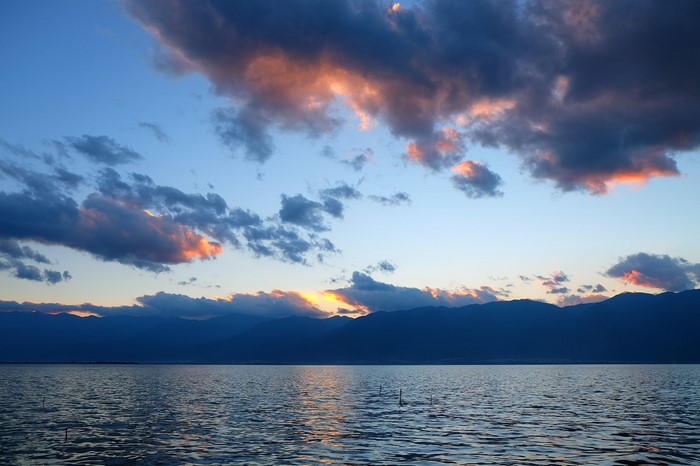 Sunset over mountains and lake in Dali