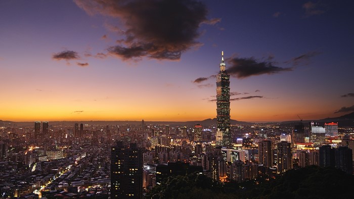 4K Taipei cityscape with Taipei 101 skyscraper at dusk