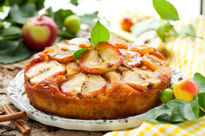 Apple cake with cinnamon and apples