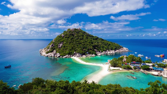 Nang Yuan Island, Koh Tao, Thailand with turquoise waters
