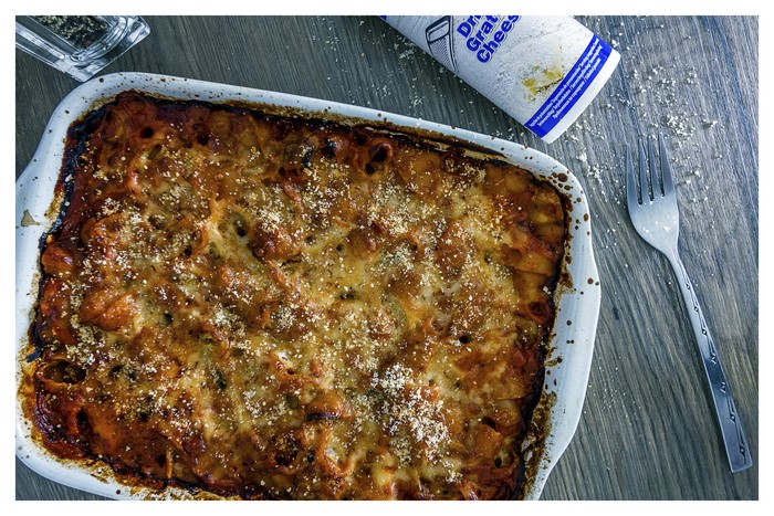 Baked pasta dish with cheese and pepper