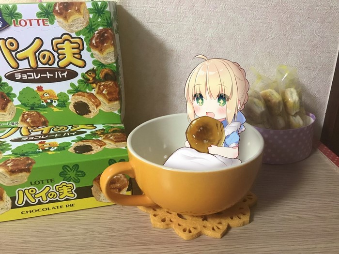 Chibi Artoria Pendragon from Fate/Stay Night with Lotte Chocolate Pie
