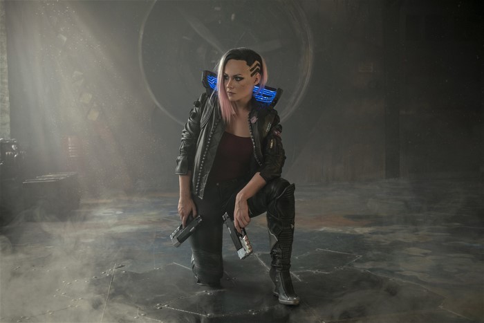 Cyberpunk 2077 cosplay of Irina Meier holding guns