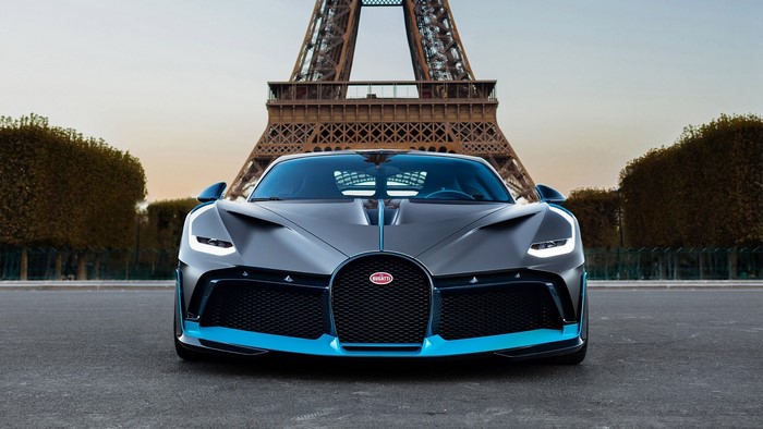 Bugatti Divo in front of the Eiffel Tower