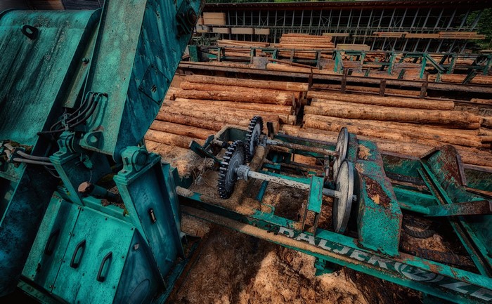 Wood processing machine at a sawmill