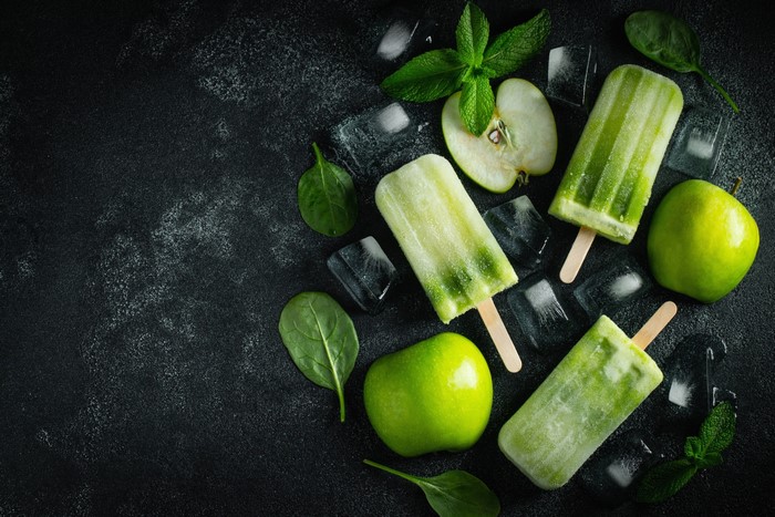 Green apple and spinach popsicles with mint and ice