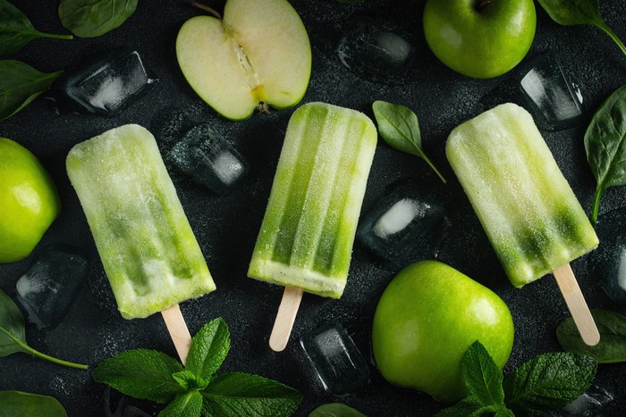 Green popsicles with apples, spinach, and mint