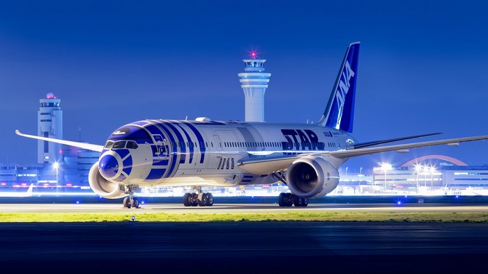ANA Boeing 787 Star Wars R2-D2 livery at night