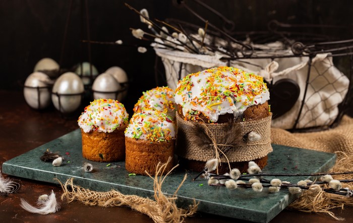 Easter cakes with sprinkles and pussy willows