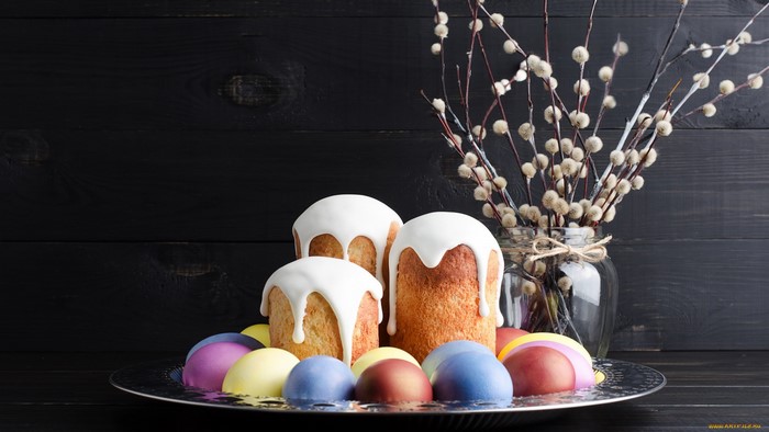 Easter cakes and painted eggs on a silver platter