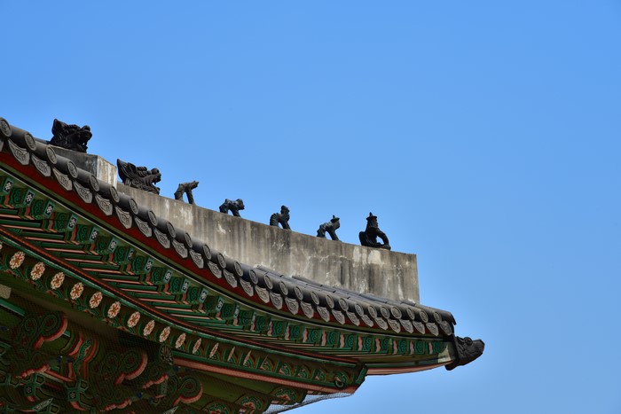 Korean architecture rooftop statues