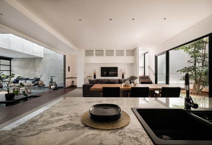 Modern open-plan living room and kitchen with courtyard