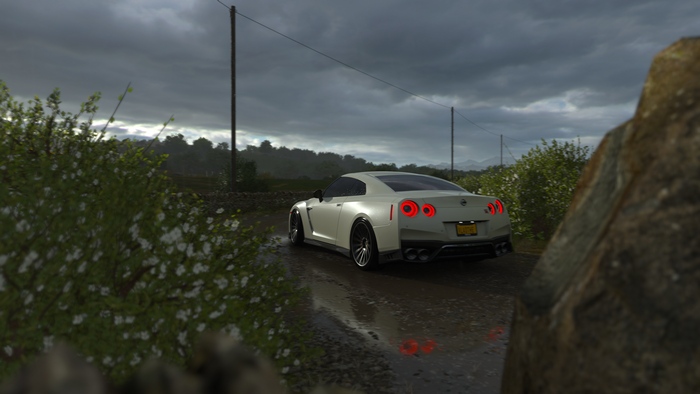 White Nissan GT-R in Forza Horizon 4