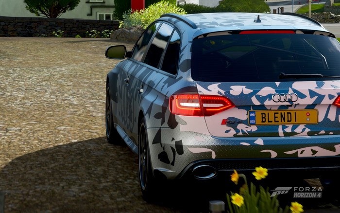 Audi RS 4 Avant with camouflage livery in Forza Horizon 4
