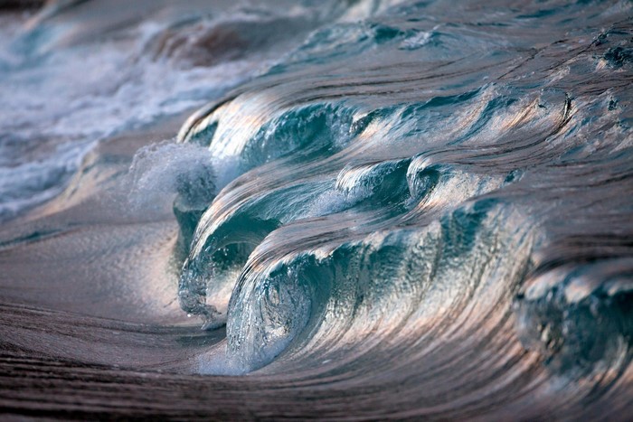 Waves crashing on the shore by Pierre Carreau