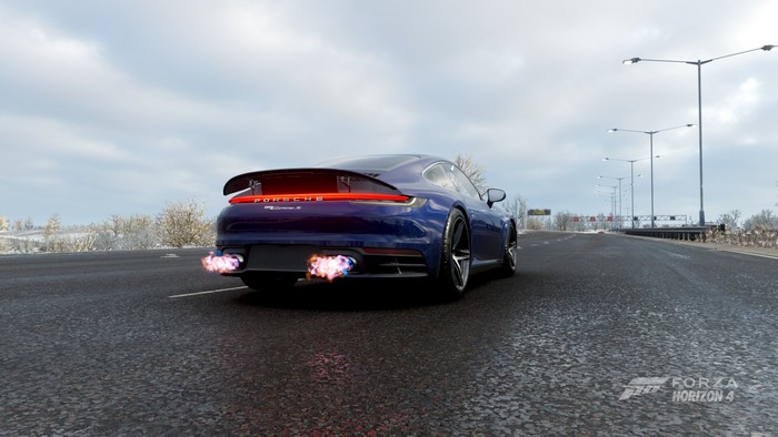 Porsche 992 backfiring on a snowy road in Forza Horizon 4