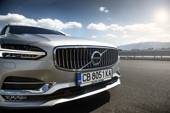 Volvo V90 CC front grille and headlights on asphalt