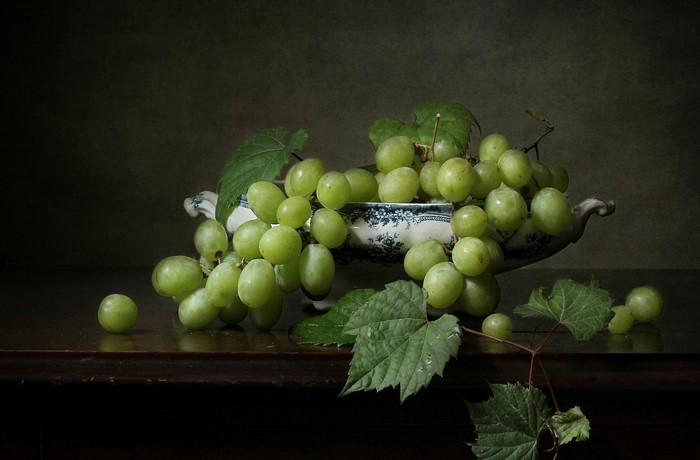 Still life of green grapes in a bowl