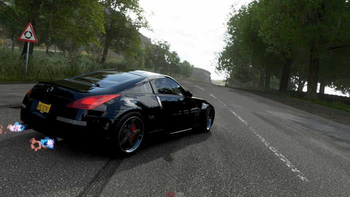 Black Nissan 350Z with flames from exhaust in Forza Horizon 4
