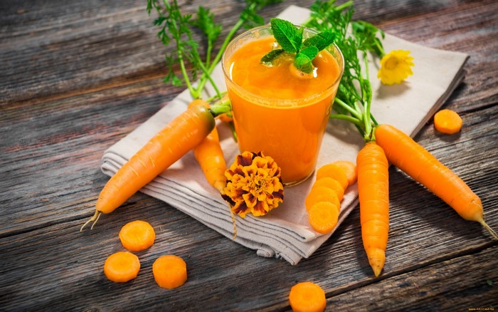 Carrot juice with fresh carrots and mint