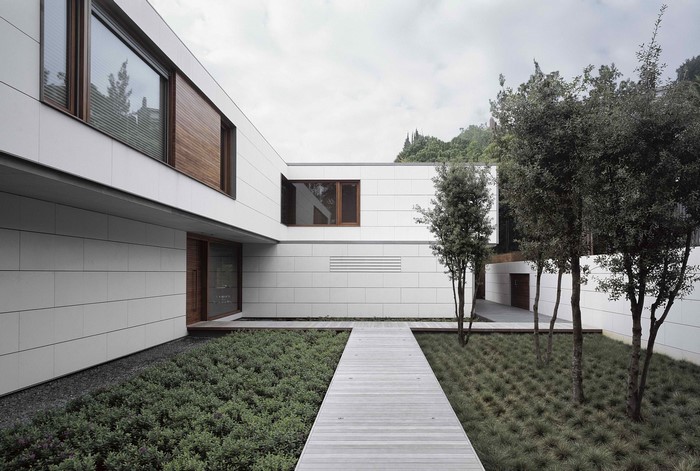 Modern architecture house with courtyard and wooden walkway