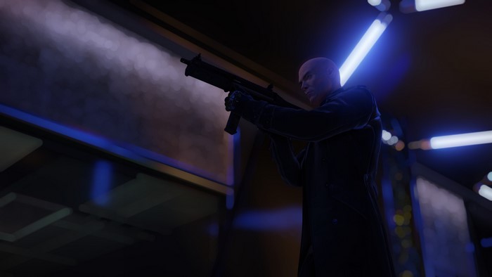 Agent 47 from HITMAN 2 holding a gun