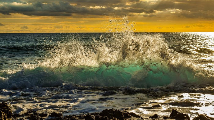 4K Ocean Wave Crashing on Shoreline at Sunset