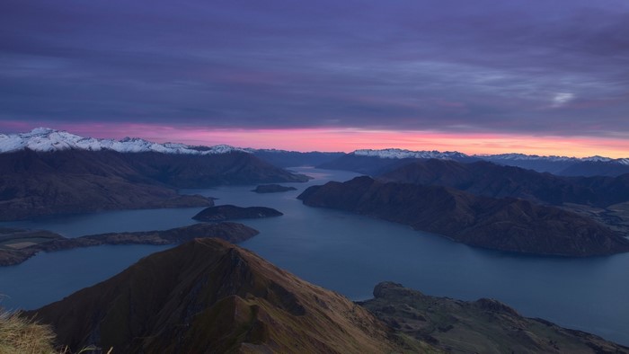 Lake and mountains at dawn in New Zealand