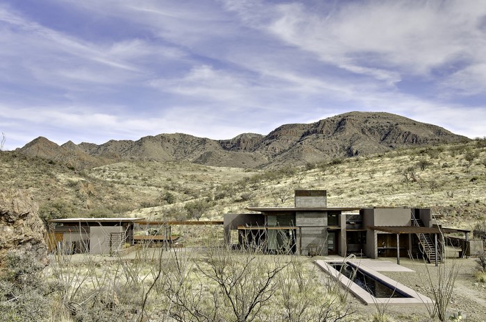 Modern desert house with swimming pool and mountains