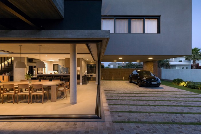 Modern house with dining area and car garage