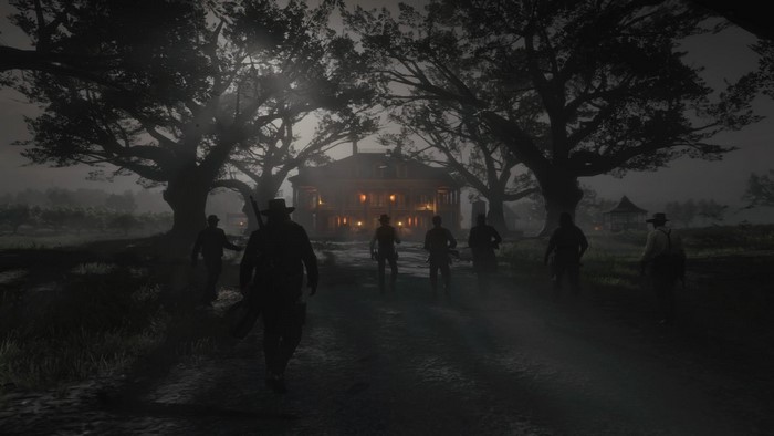 Arthur Morgan and companions approach a mansion in Red Dead Redemption 2