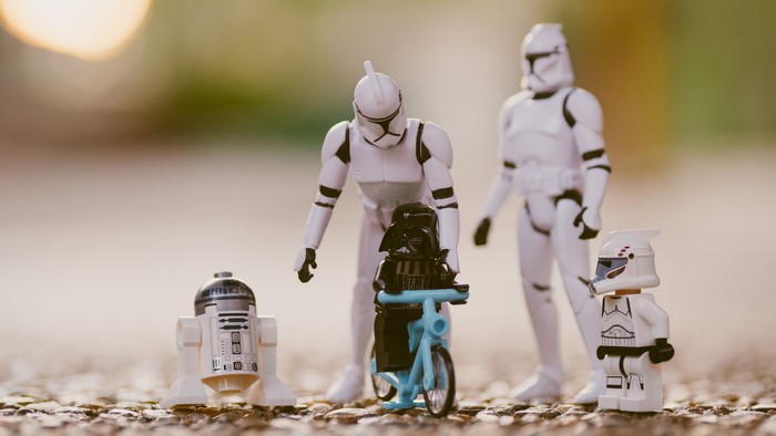 Star Wars LEGO figurines: Darth Vader on a bicycle with R2-D2 and clone troopers