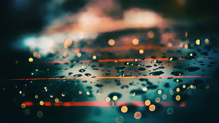 Macro photography of water drops with bokeh effect