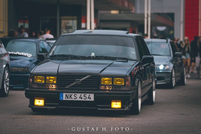 Volvo 740 Sedan with yellow headlights