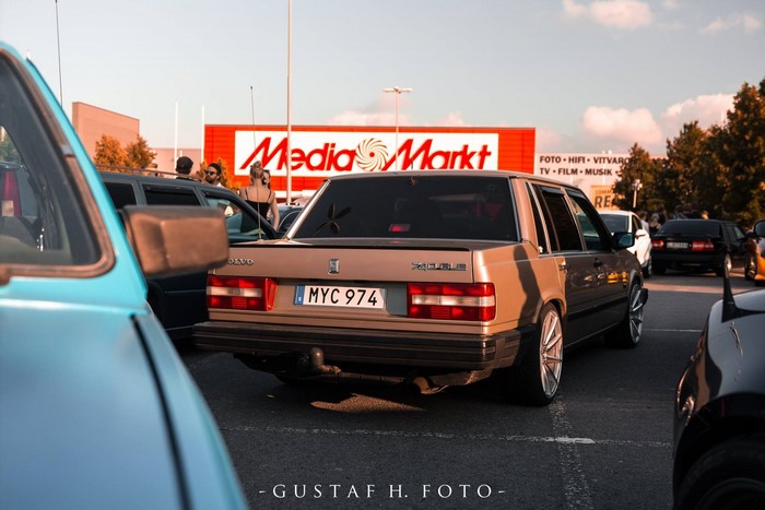 Volvo 740 GLE with license plate MYC 974 in front of MediaMarkt