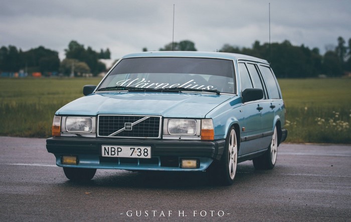 Blue Volvo 740 station wagon with license plate NBP 738