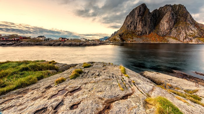 4K Mountains and Water at Lofoten Islands