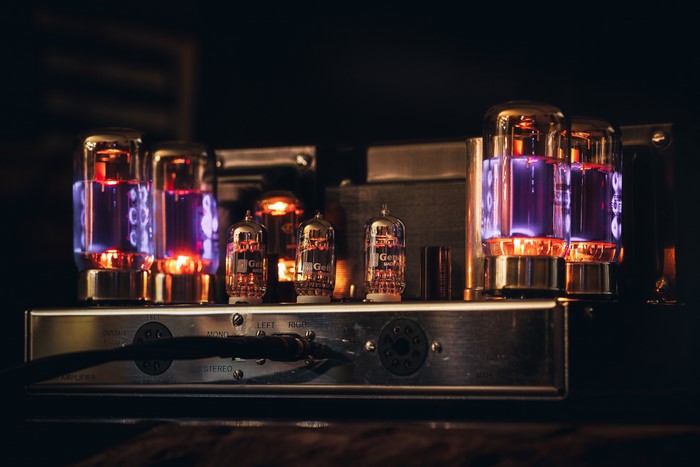 4K Vacuum Tube Amplifier with Glowing Tubes