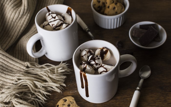 Hot chocolate with marshmallows and cookies