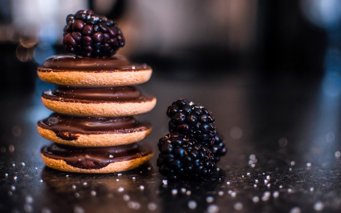 Chocolate cookies with blackberries and sugar