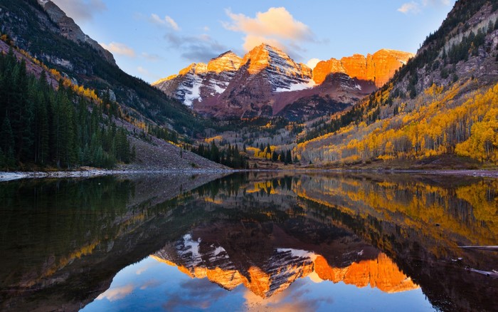 Maroon Bells mountains reflected in Maroon Lake during autumn