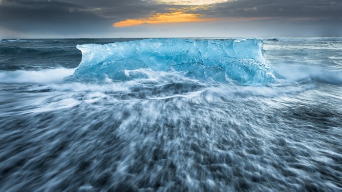4K ice on sea waves