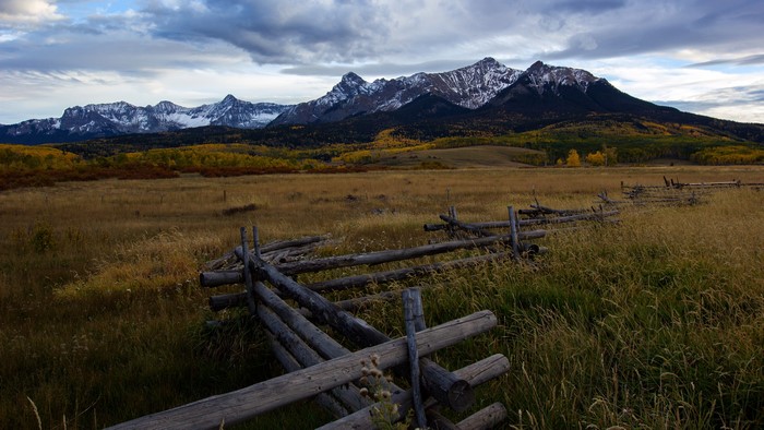4K landscape with mountains and wooden fence