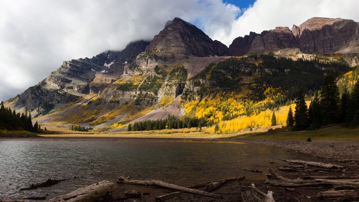 4K Landscape of Maroon Bells Mountains in Autumn