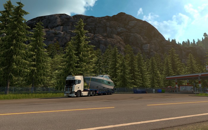 Euro Truck Simulator 2: Truck hauling a boat