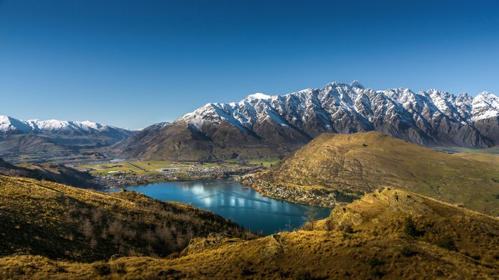 4K Queenstown landscape with lake and snow-capped mountains