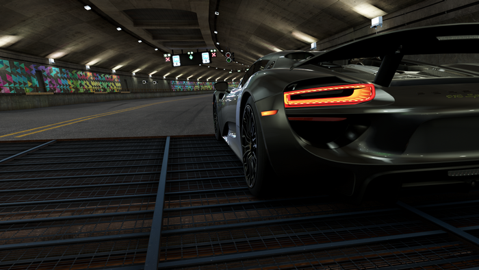 Porsche 918 Spyder in a tunnel