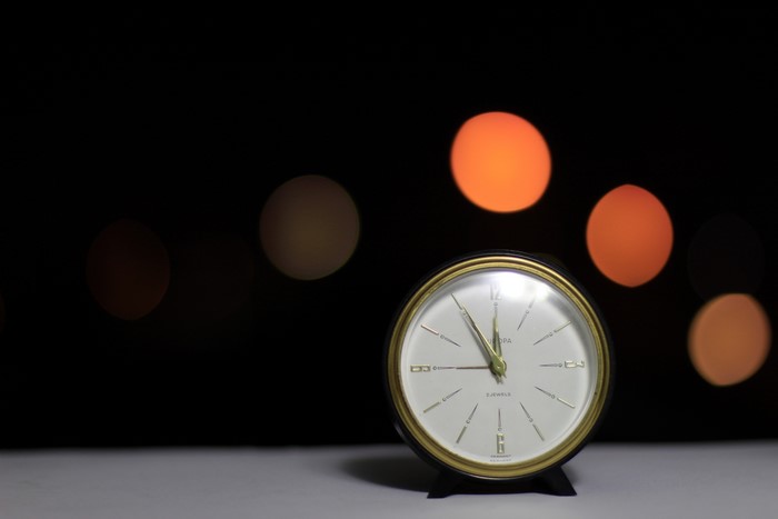 4K clock with bokeh effect